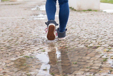 В Воронеже водитель наехал на ногу девушке и скрылся