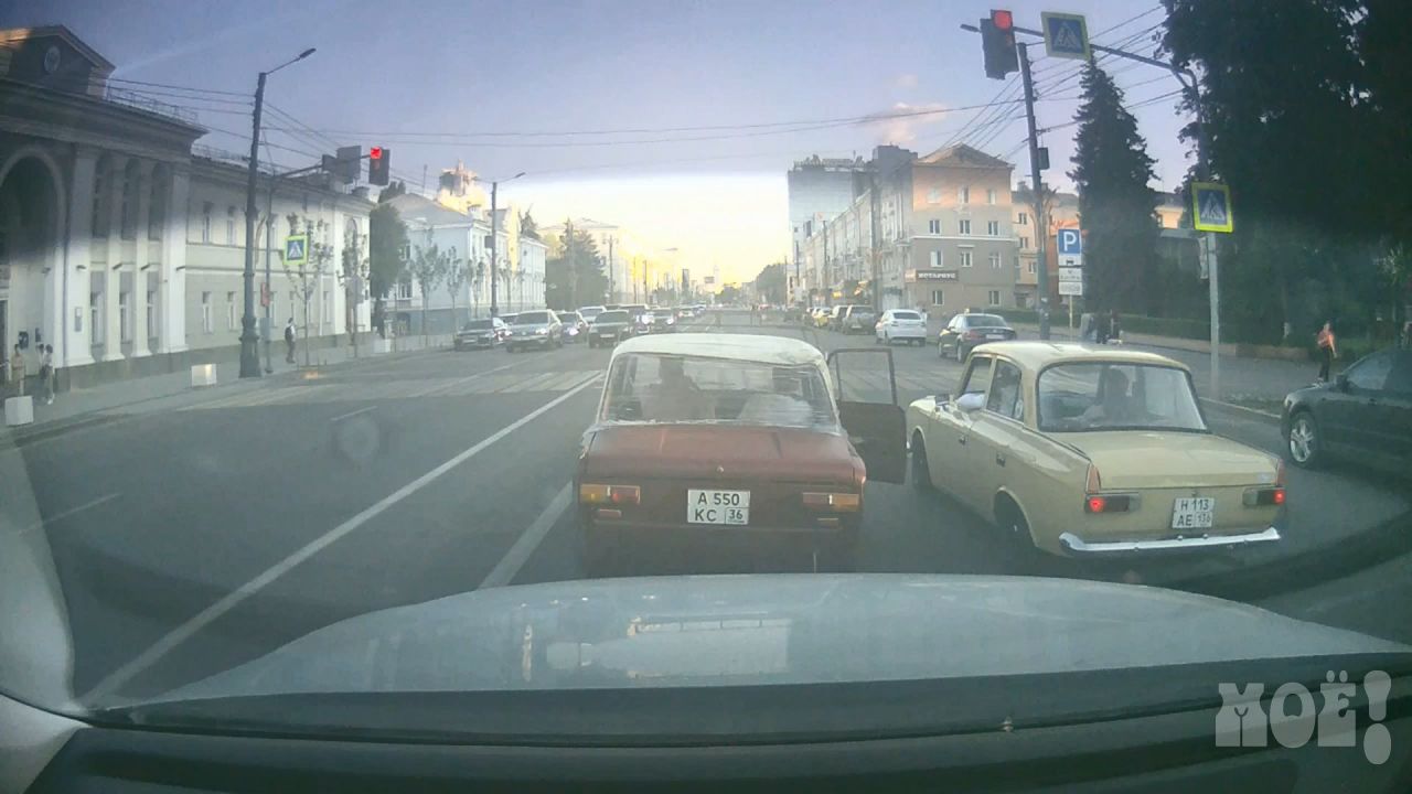 Водители старых отечественных авто устроили гонку в&nbsp;центре Воронежа