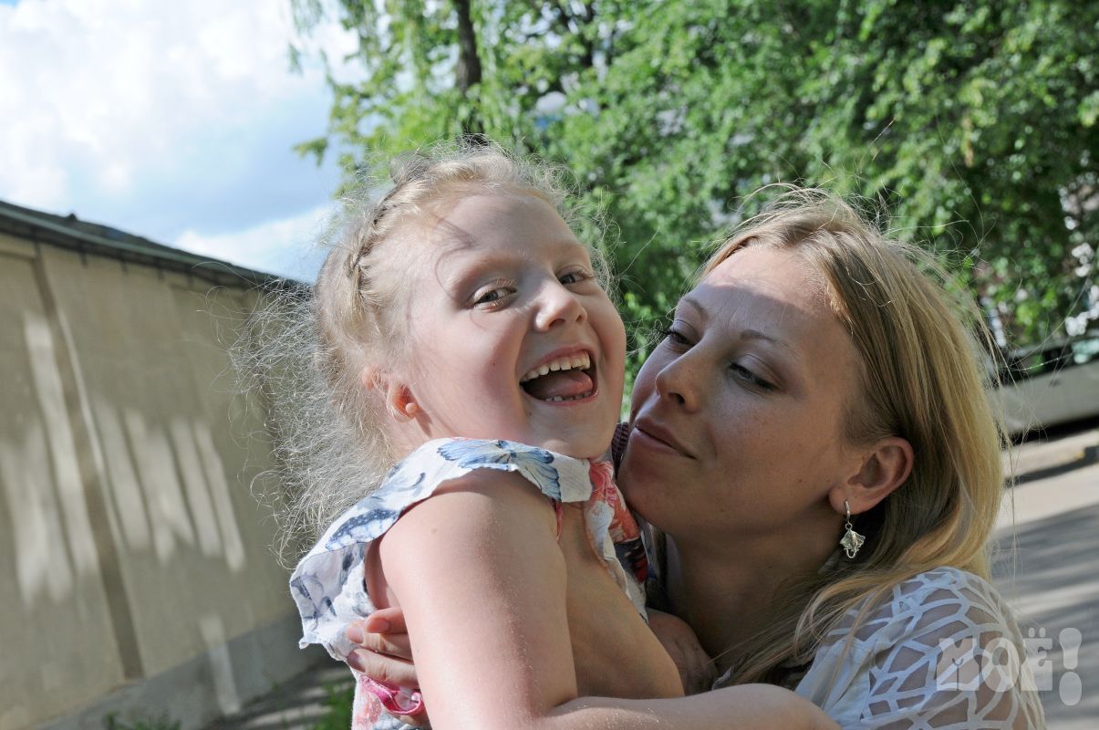 Мама с дочкой, которой нужна дорогая операция