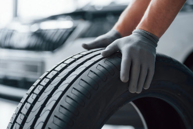 На воронежской трассе грузовик насмерть сбил чинящего колесо водителя