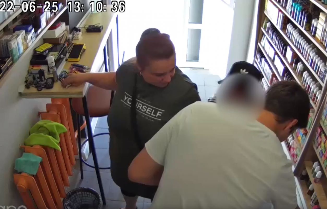 Здесь видно, как женщина отвлекла продавца и крадёт один из товаров