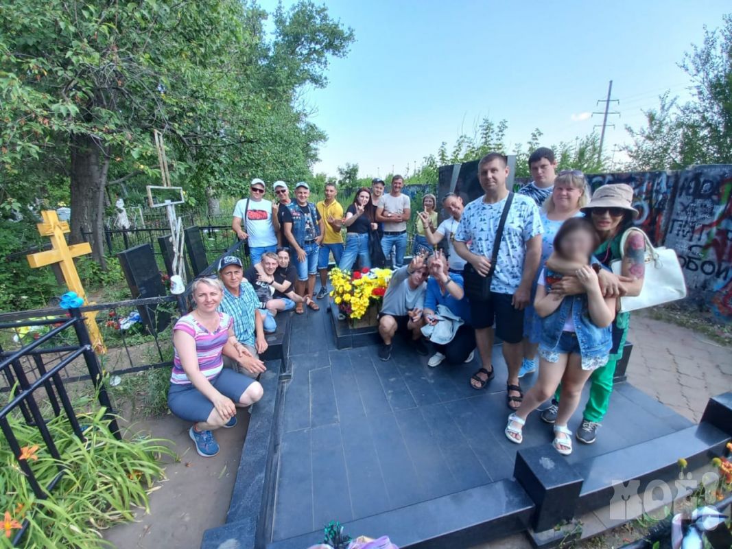 В день памяти Юрия Хоя на его могилу в Воронеже съехались поклонники со всей страны