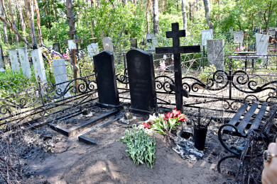 «Вандалы сожгли могилы моих родителей и сына»