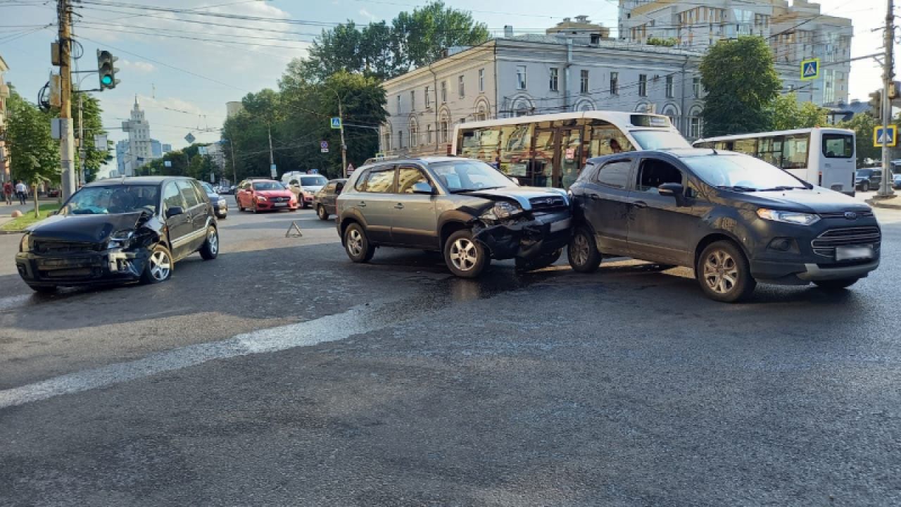 2 человека пострадали в ДТП с 4 автомобилями в центре Воронежа