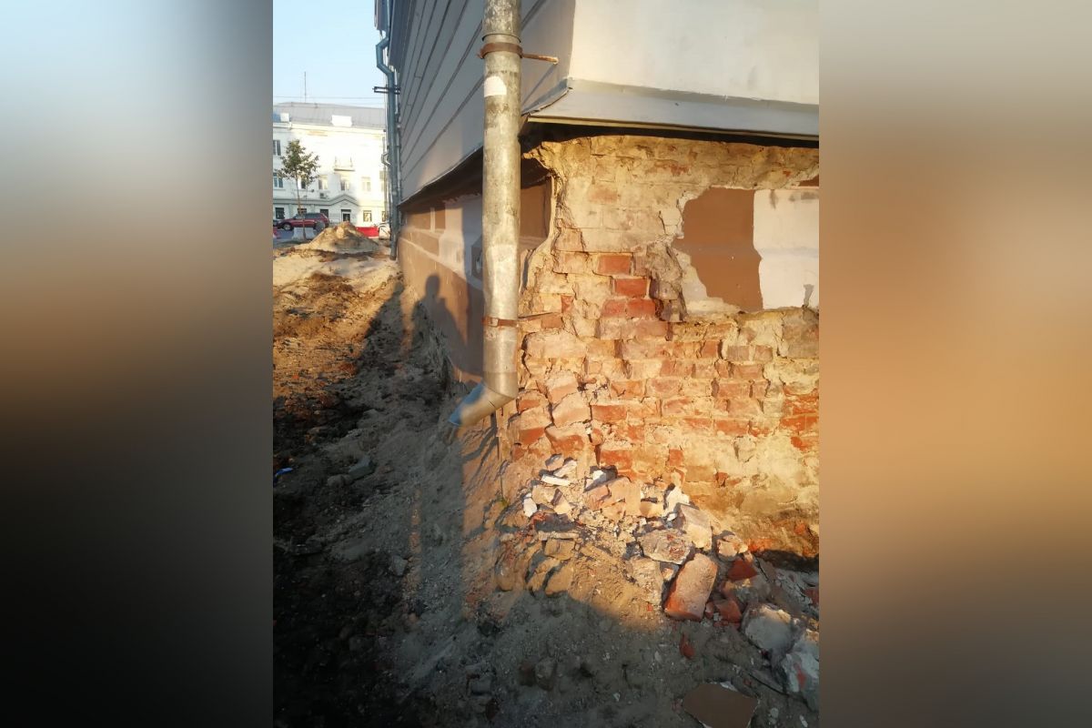 В центре Воронежа разрушили стену «Дома губернатора» при&nbsp;перекладывании плитки
