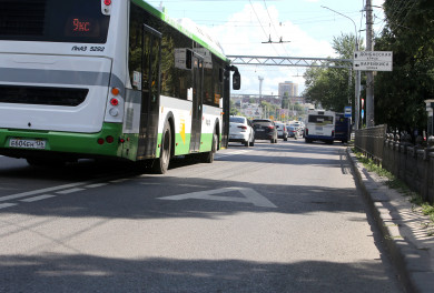 В Воронеже женщина попала в больницу после резкого торможения автобуса