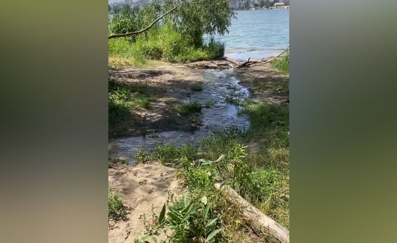 В Воронеже потоки воды льются по Спортивной набережной и стекают в водохранилище