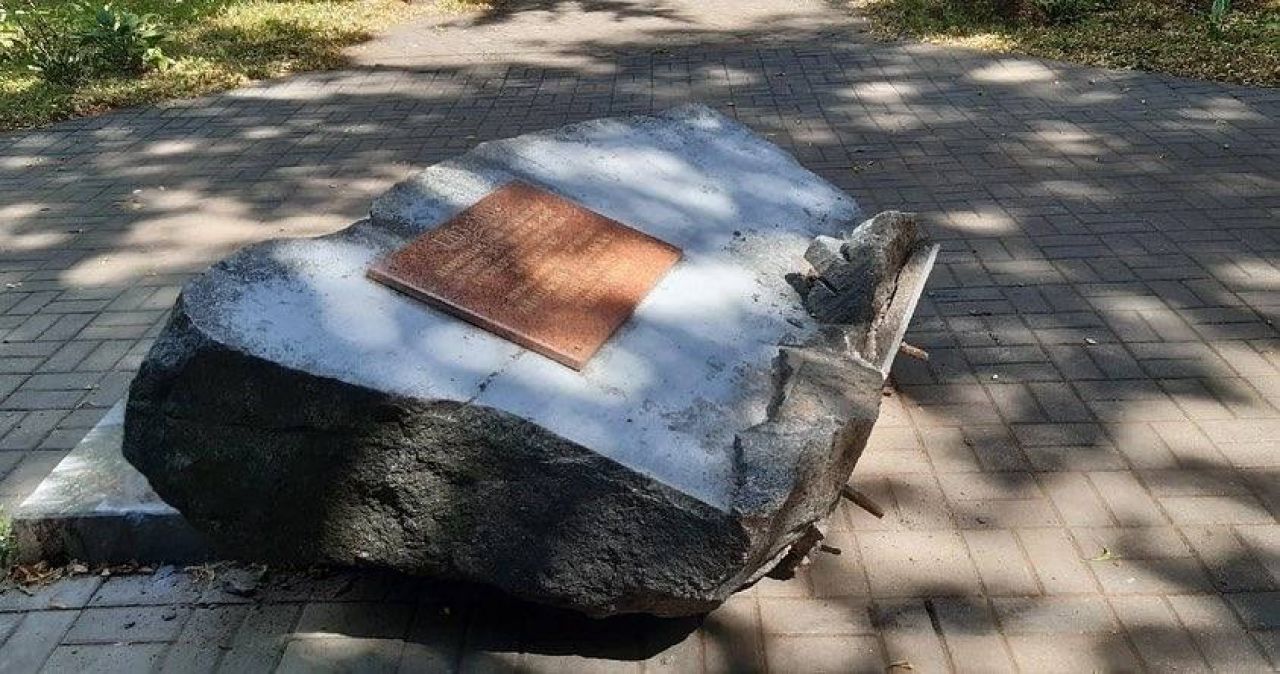 В Воронеже обрушился памятник первой государственной школе