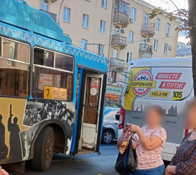 «Нелепая авария». Троллейбус столкнулся с автобусом в центре Воронежа
