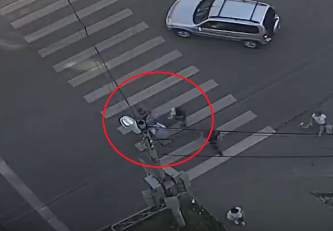 Мужчина выхватил ребёнка из коляски и бросился с ним под машину&nbsp;