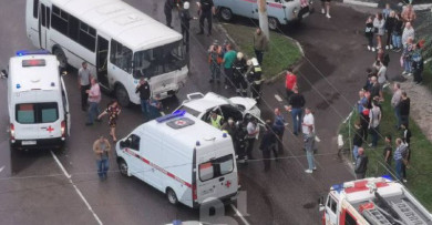 «ПАЗик» и легковушка столкнулись у заправки в Воронеже: пострадали 5 человек