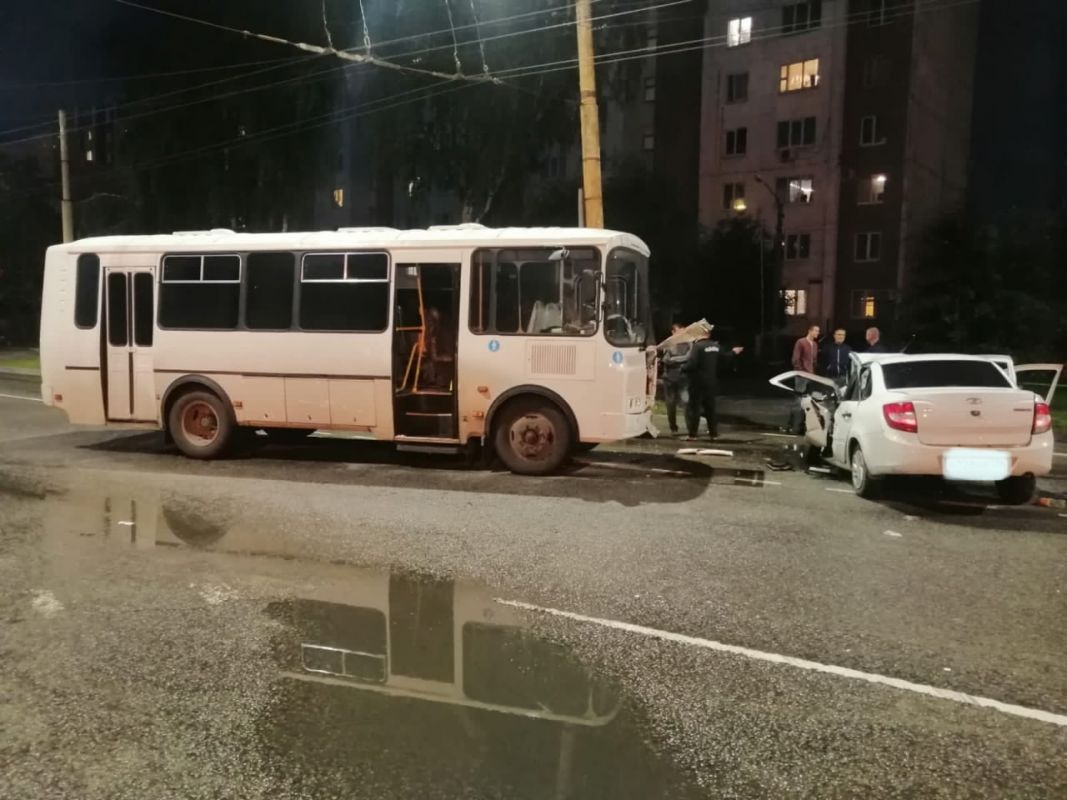 Автобус врезался в бок легковушки