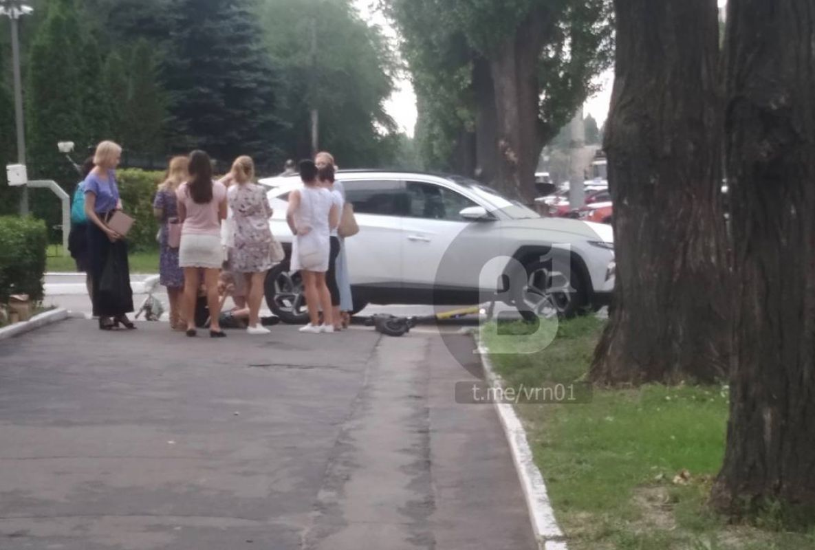 Иномарка столкнулась с ребёнком на электросамокате в Воронеже (Видео)