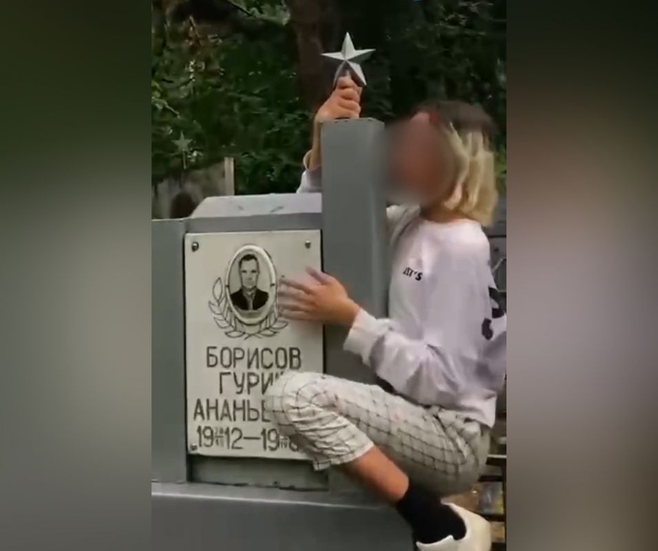 «Я королева, мне всё можно!» Воронежский подросток станцевал на&nbsp;кладбище и&nbsp;помочился на&nbsp;могилы