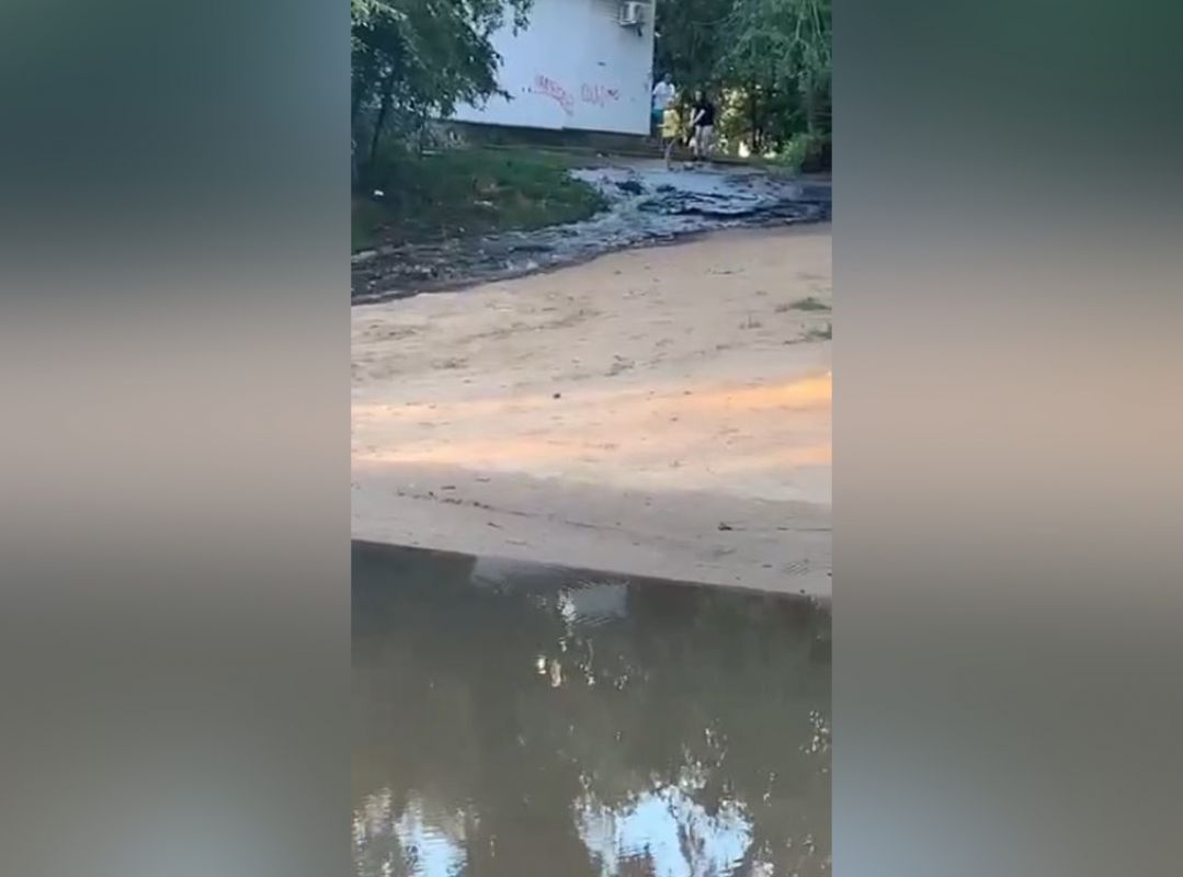 «Такой потоп, что дорогу не перейти»: в Воронеже произошла коммунальная авария&nbsp;