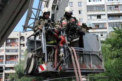 Огонь охватил крышу трёхэтажки в Воронеже