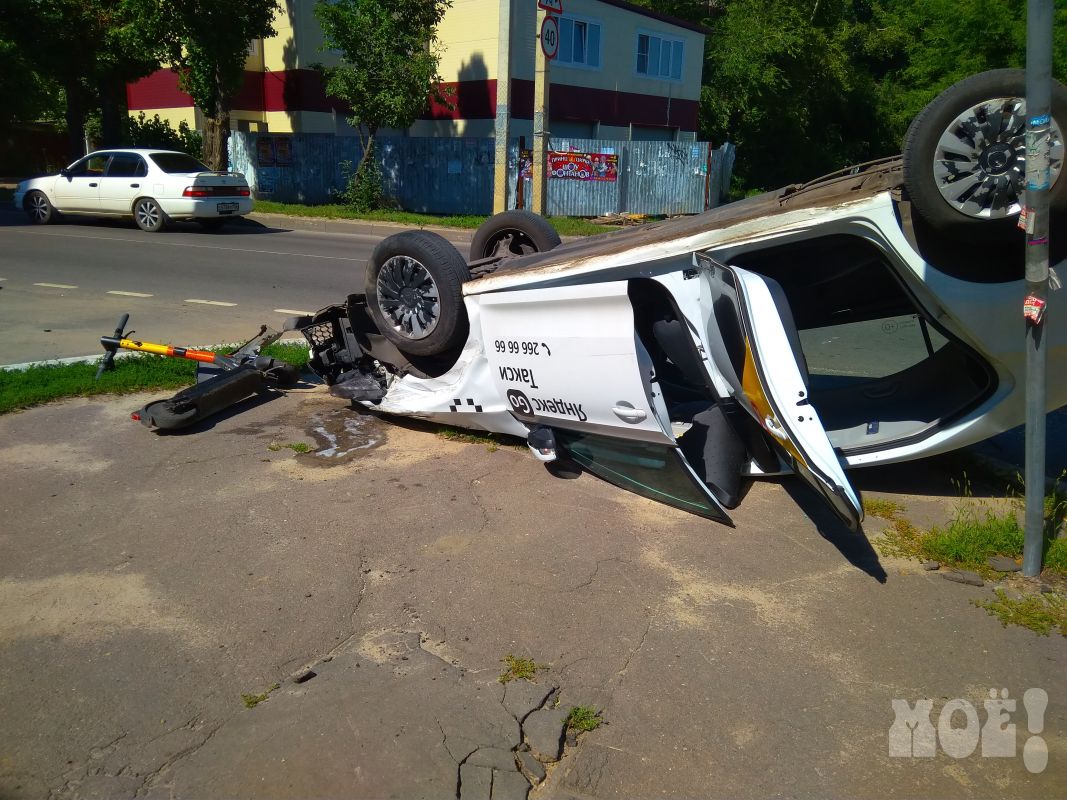 Автомобиль «Яндекс. Такси» опрокинулся после столкновения с&nbsp;«ГАЗелью» в&nbsp;Воронеже