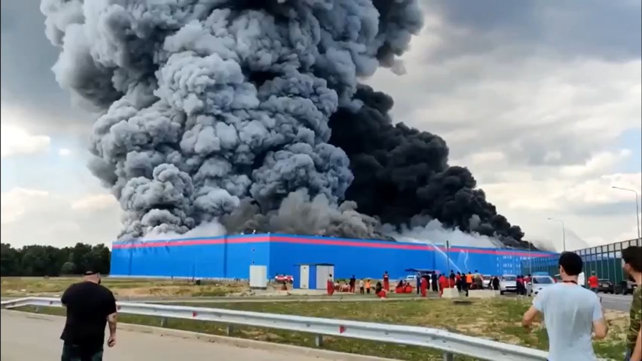 Мощный пожар произошёл на складе Ozon