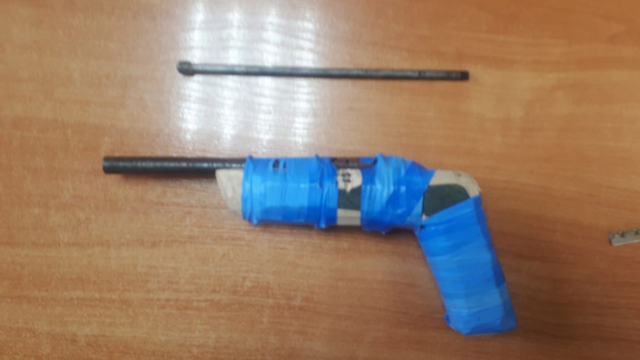 Самодельный пистолет из дерева и трубок нашли у рецидивиста в Воронежской области&nbsp;
