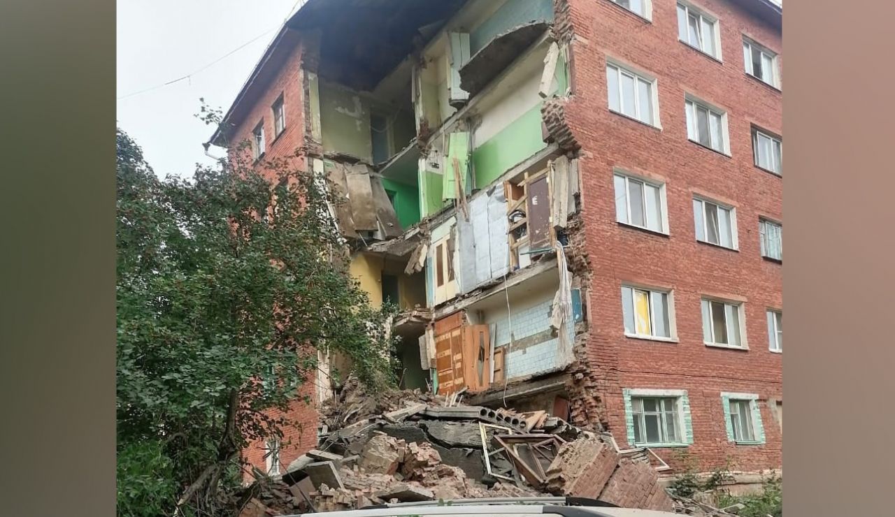 Омск обрушение дома 12 августа. В Омске обрушился дом. Обвал здания в Омске. Пятиэтажный дом обрушился. Пятиэтажка в Омске разрушилась.