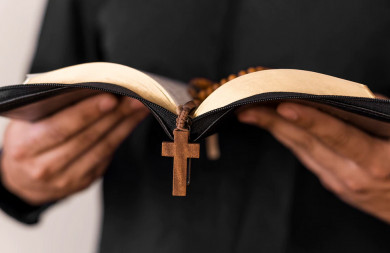 Житель Воронежской области лишился всех сбережений из-за любви к церковным песнопениям