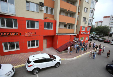 Жильцы воронежской многоэтажки взбунтовались против пивного магазина на первом этаже