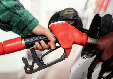 Экономист рассказал, почему в России не дешевеет бензин