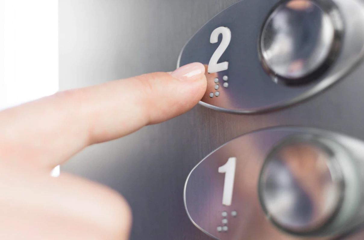 Жители воронежской многоэтажки эвакуировались из-за загоревшегося лифта