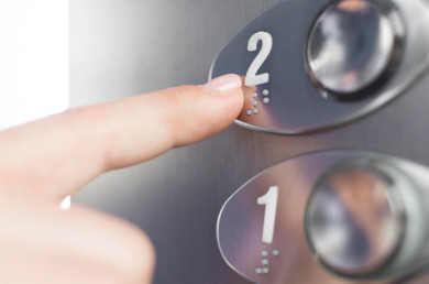 Жители воронежской многоэтажки эвакуировались из-за загоревшегося лифта