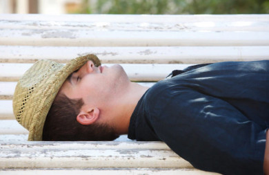 Пьяный воронежский бизнесмен уснул на скамейке и лишился барсетки с деньгами