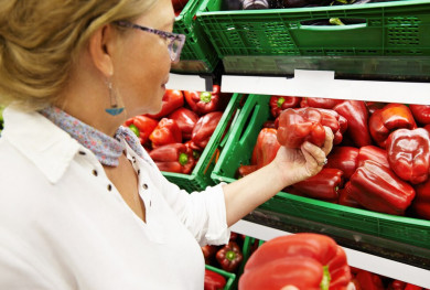 Охранник воронежского супермаркета украл из камеры хранения деньги покупательницы