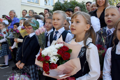 Банты, флаг и гимн: линейки в честь Дня знаний прошли в Воронеже
