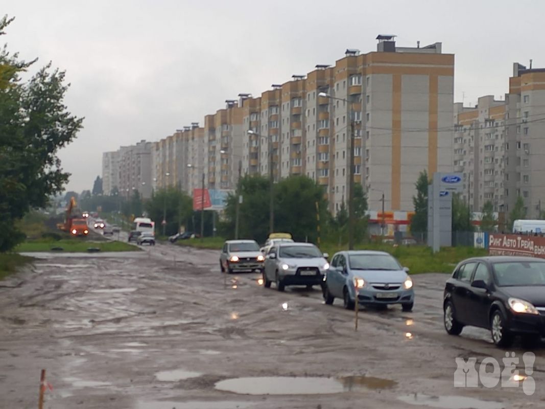 Разбитую дорогу на улице в Железнодорожном районе Воронежа начали ремонтировать