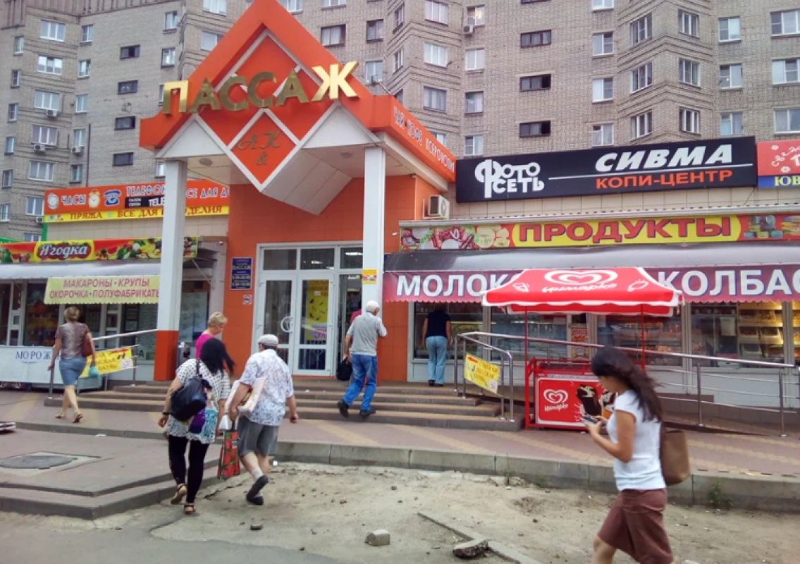 В Воронеже мужчина выпал из&nbsp;окна многоэтажки и приземлился на&nbsp;крышу магазина