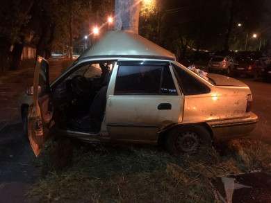 В Воронеже водитель иномарки попал в больницу, врезавшись в столб