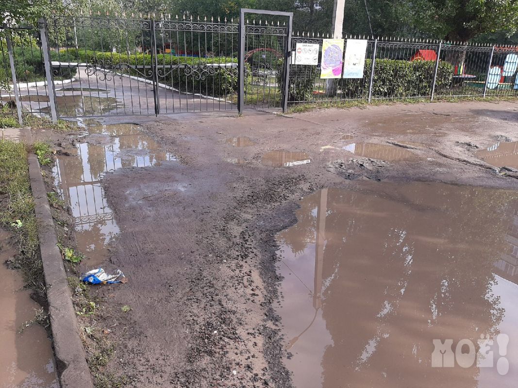 «Невозможно не утонуть»: многодетная мать рассказала об ужасной дороге к детскому саду