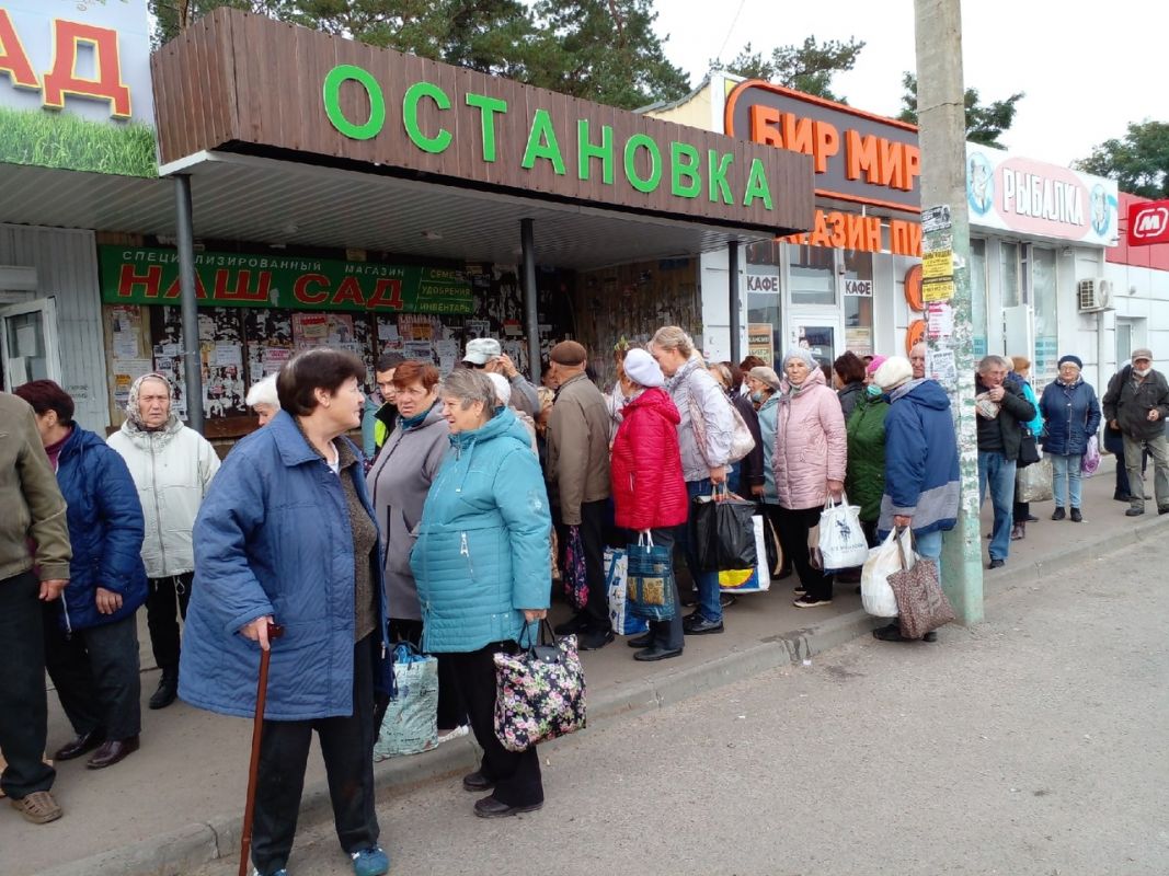 <p>Воронежцы ждут автобус на Машмете</p>