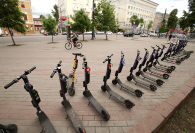 Утверждены изменения в ПДД: на электросамокатах теперь можно ездить не быстрее 25 км/ч