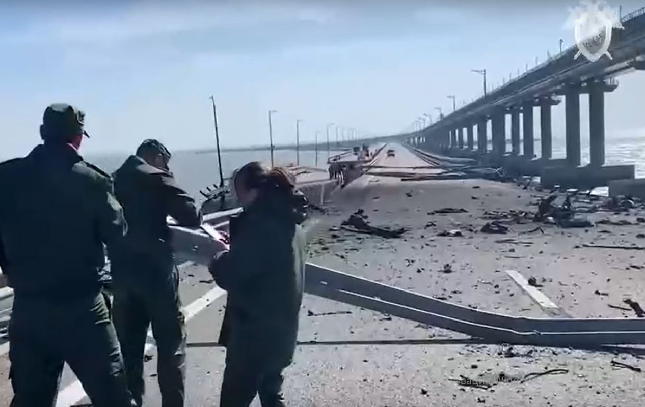 <p>Повреждённая часть Крымского моста</p>