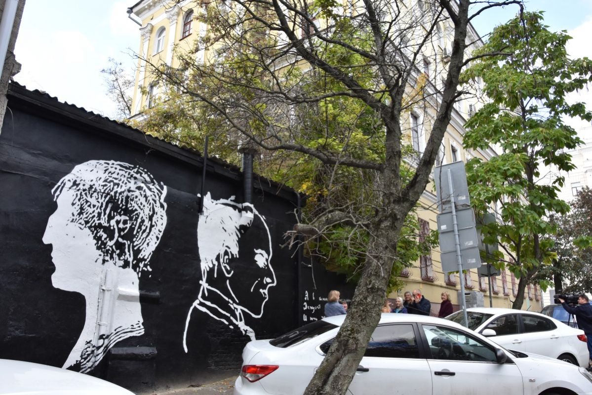 В чём секрет нового стрит-арта напротив Петровского сквера в Воронеже?