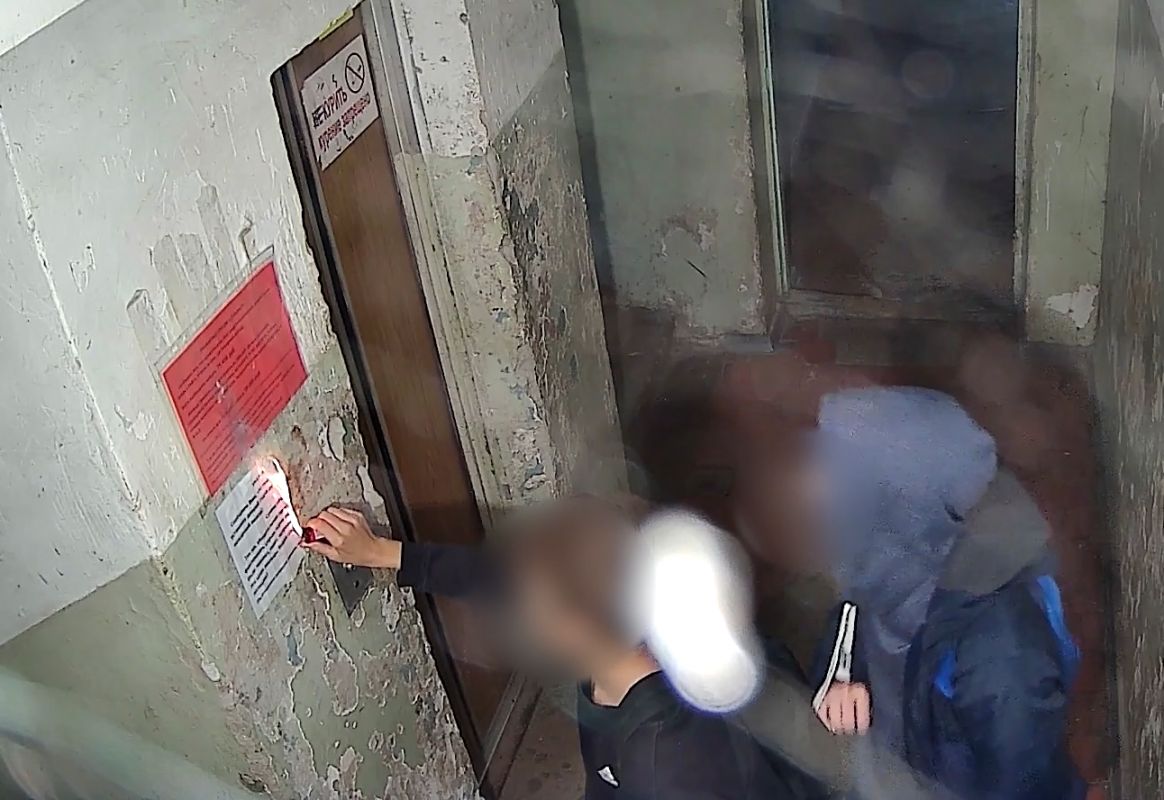 «Они же нас просто сожгут!» В Воронеже школьники забросали лифт многоэтажки горящей бумагой
