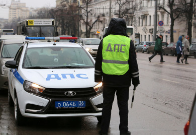 В Воронеже гаишник на мотоцикле пострадал в ДТП