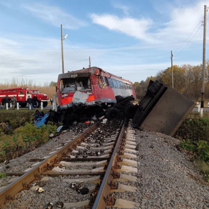 Поезд столкнулся с КамАЗом на переезде —&nbsp;14 человек пострадали
