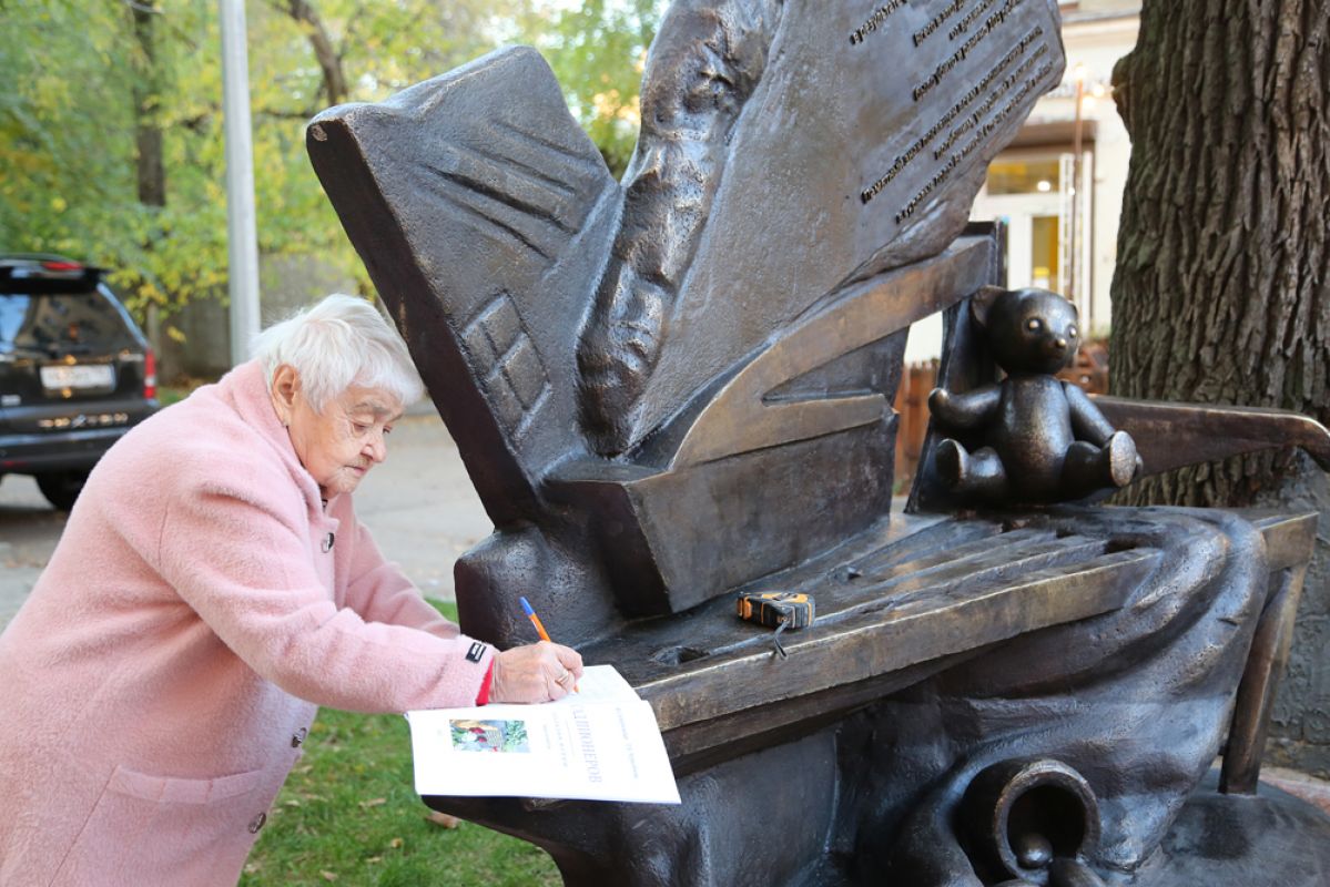 <p>Фаина Блинчевская у памятника «Детям войны»</p>