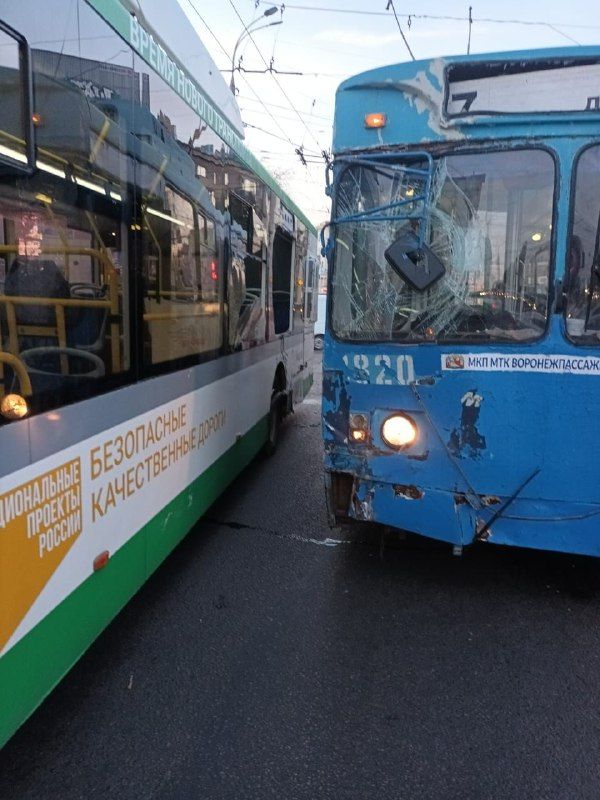 В центре Воронеже произошло ДТП с&nbsp;участием троллейбуса, иномарки и&nbsp;автобуса