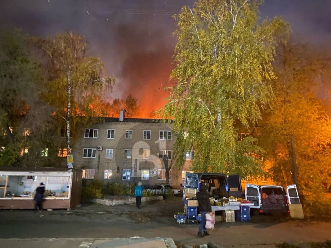 Мощный пожар разгорелся в Коминтерновском районе