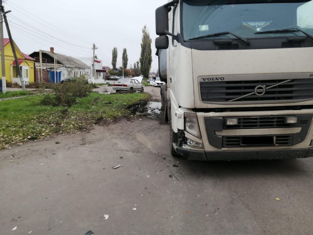 В Воронежской области водитель ВАЗа врезался в&nbsp;грузовик и&nbsp;сбил двух женщин