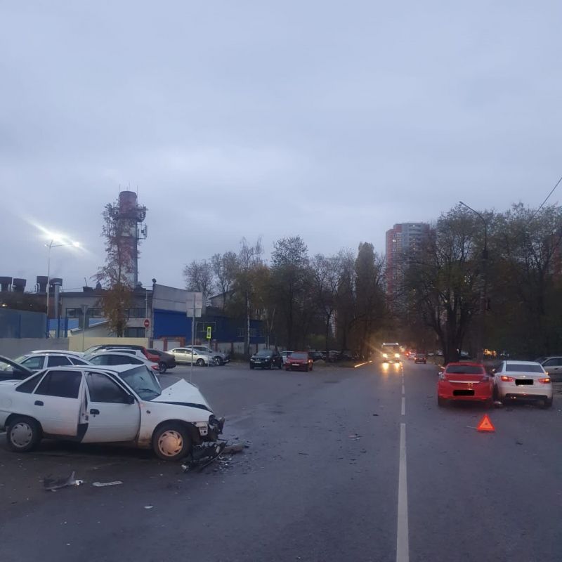 В Воронеже водитель «Опеля» врезался в&nbsp;две машины и&nbsp;скрылся с&nbsp;места ДТП