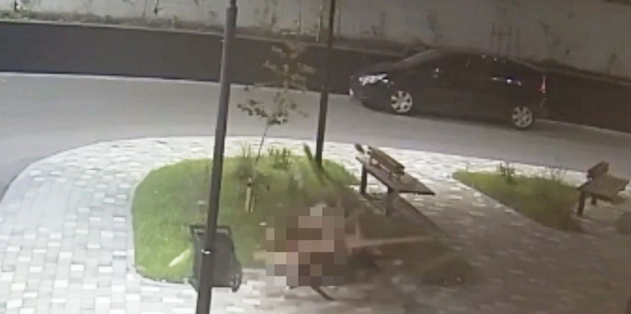 Момент падения девушки из окна многоэтажки в Воронеже попал на видео