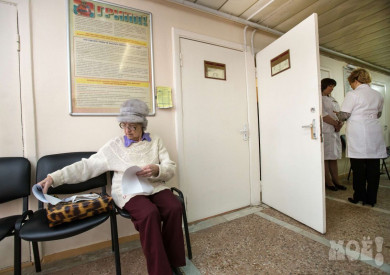 Парень, ударивший по лицу полицейского в воронежской больнице, избежал колонии 